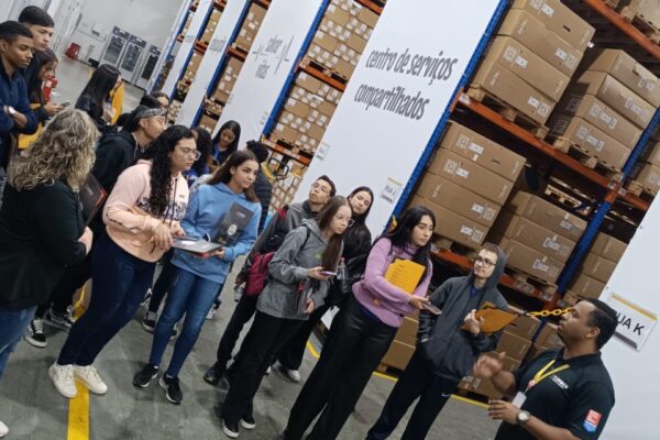 Logmed recebe alunos que cursam técnico  Logística